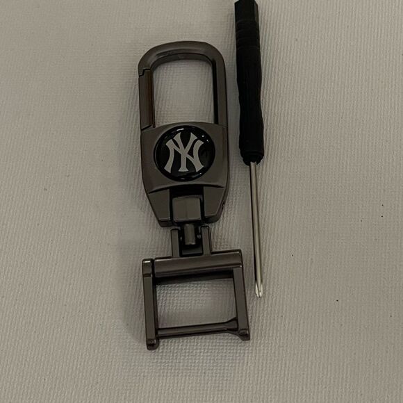 MLB New York Yankees Key Fob Keychain in Metal NWT - Picture 2 of 6
